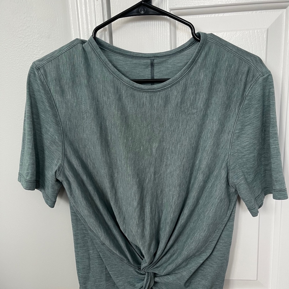 Lululemon cropped shirt